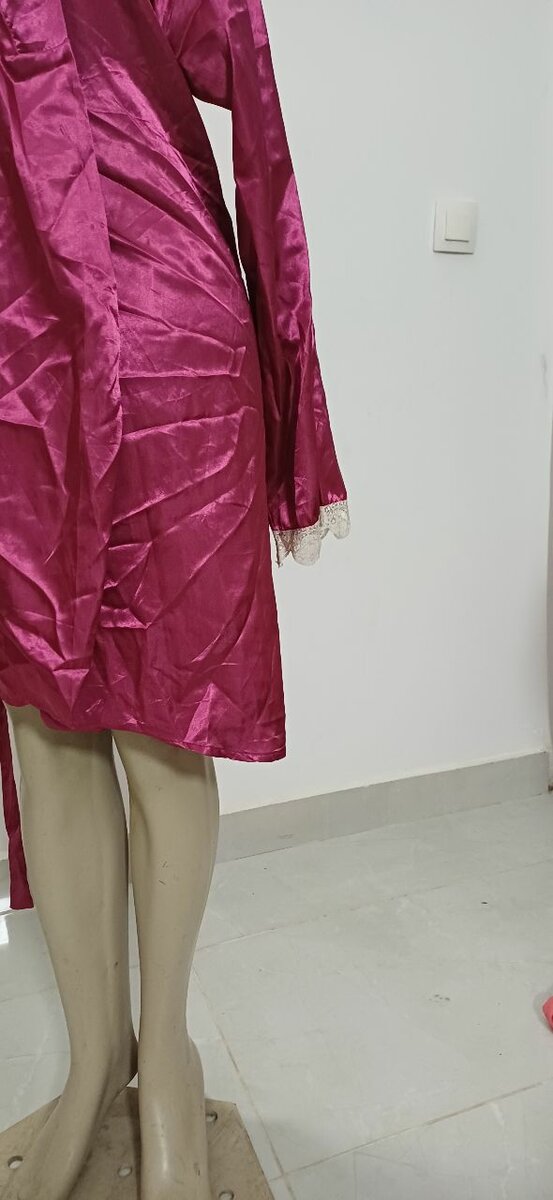 Peignoir en satin rose élégant