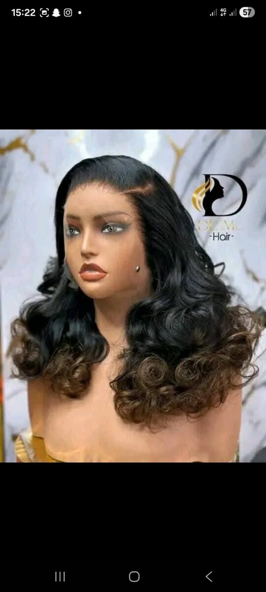 Perruque ondulée noire élégante