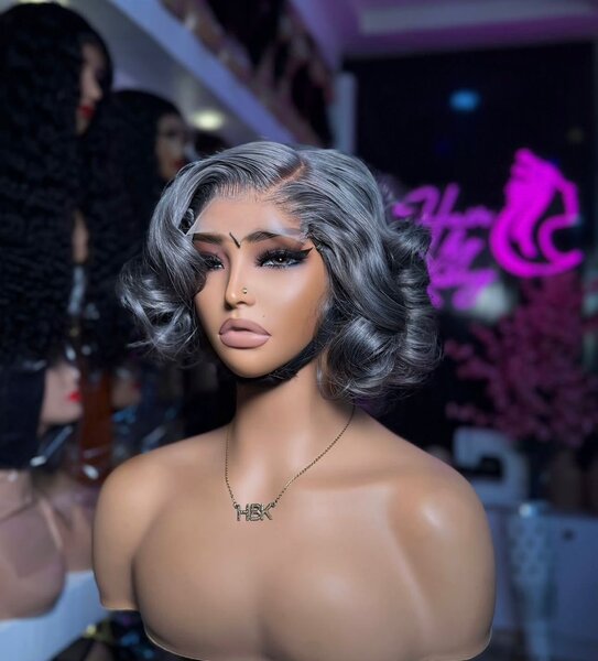 Perruque bouclée gris naturel