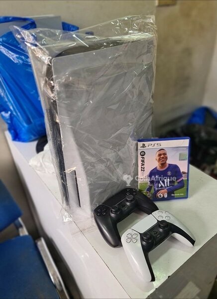 Console PS5 avec manettes
