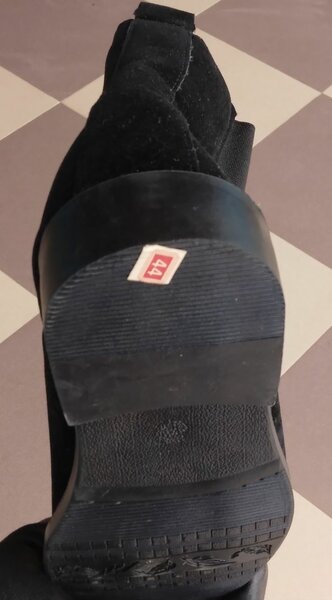 A pair of leather men Shoes, it has round toed, cushioned fo