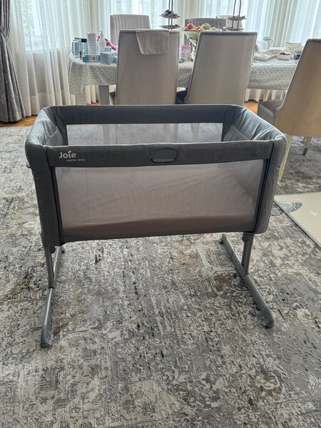 Кроватка JOIE ROOMIE GLIDE BEDSIDE SLEEPER Серого цвета.