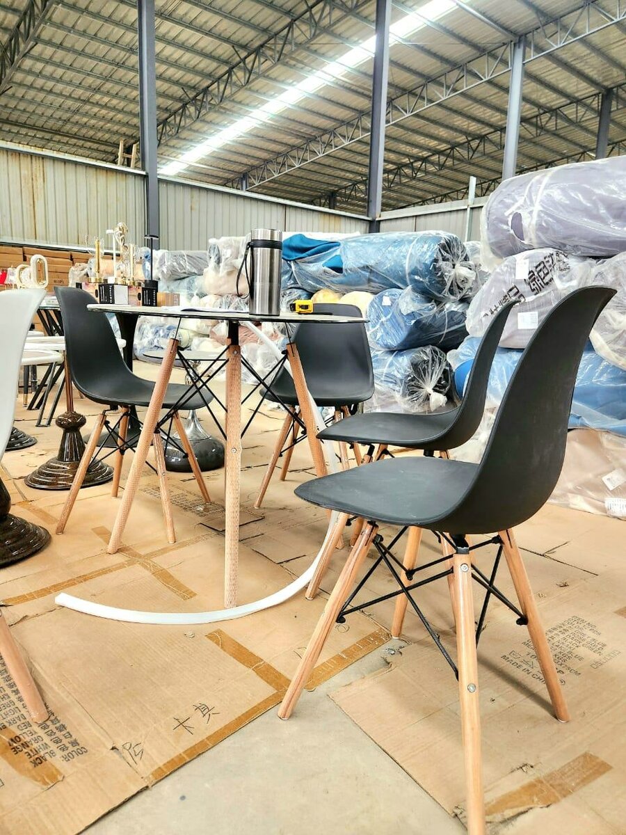 Table à manger 4 chaises