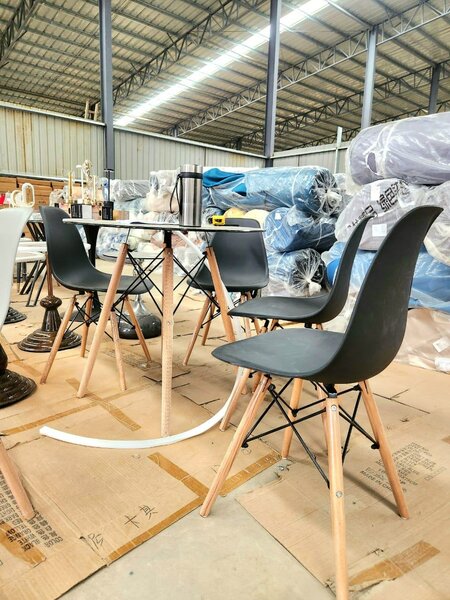 Table à manger 4 chaises