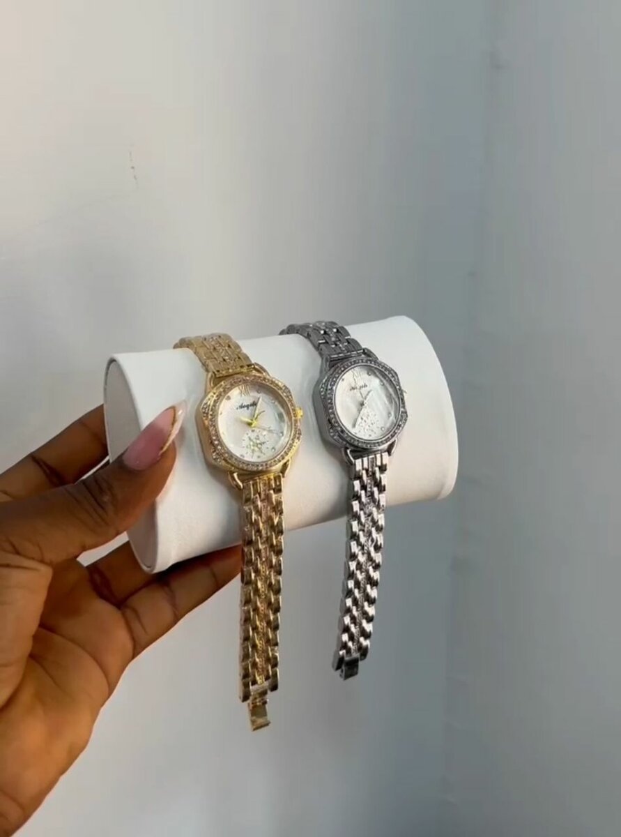 Montre élégante dorée argentée