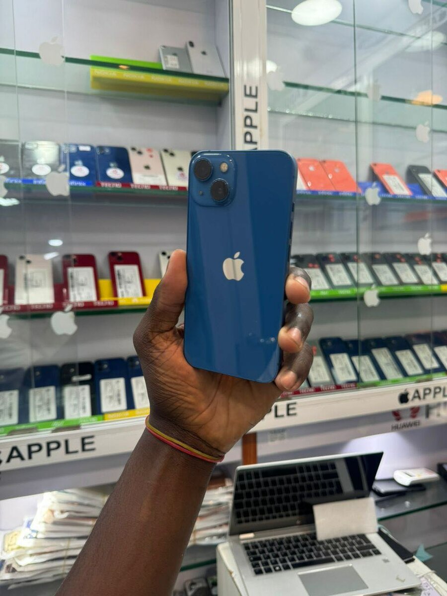 iPhone 13 128Go quasi neuf juste écran changé