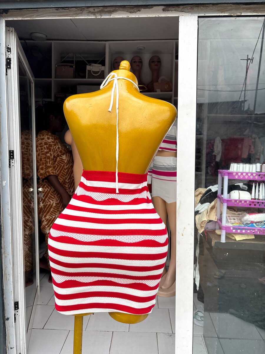 Robe Striée Rouge Élégante