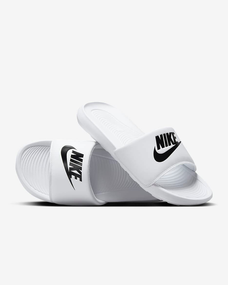 Claquettes, Sandales et Tongs. Nike BE