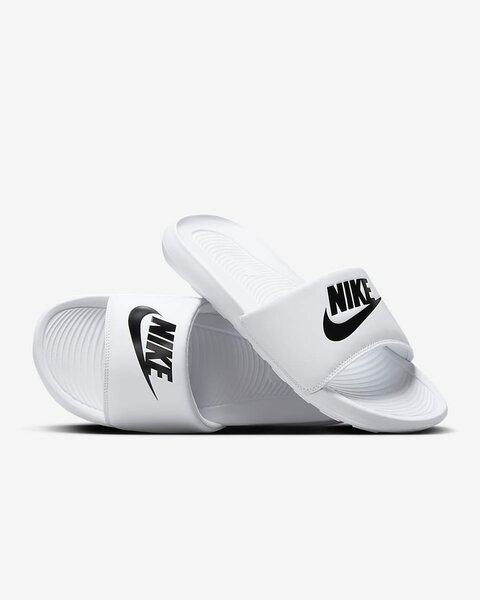 Claquettes, Sandales et Tongs. Nike BE