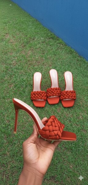 Sandales tressées à talons hauts