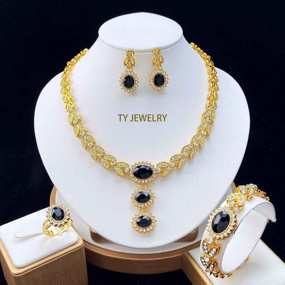 Ensemble de bijoux dorés