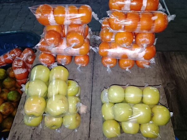 Pommes et oranges en sachets