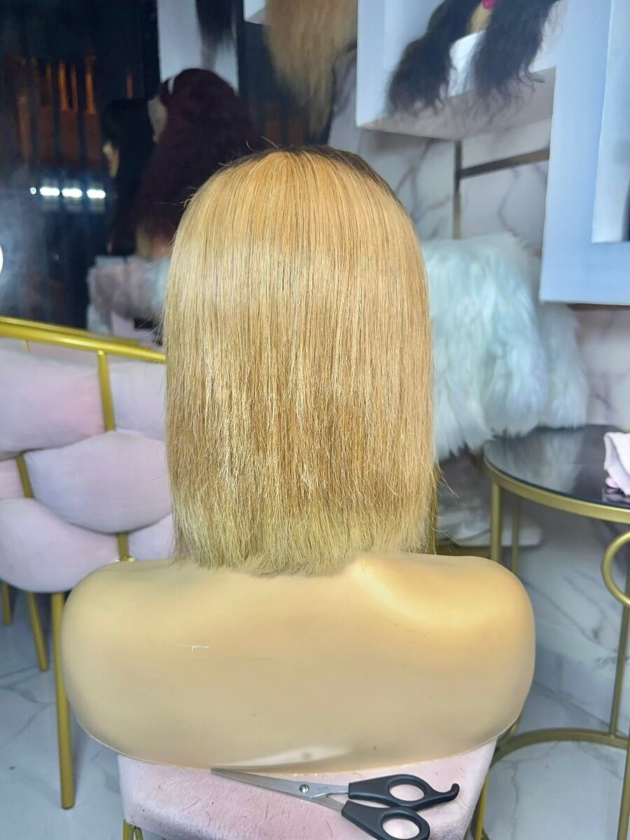 Perruque en dentelle bob blonde