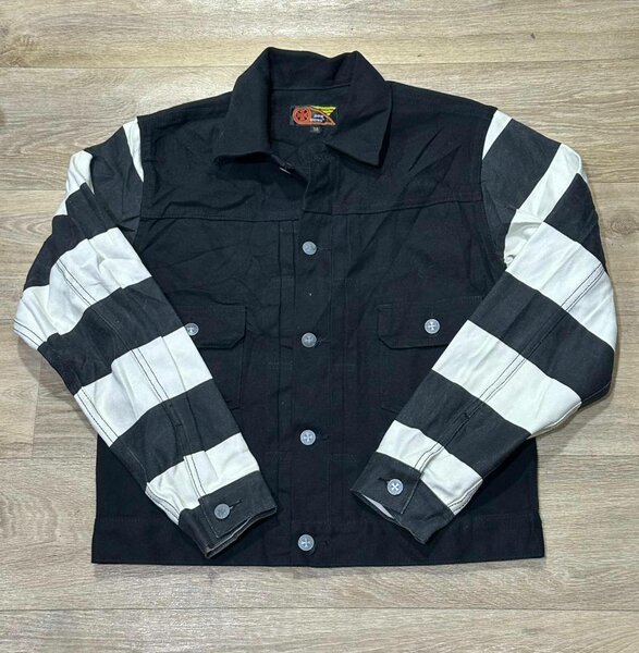 Veste à rayures noires et blanches