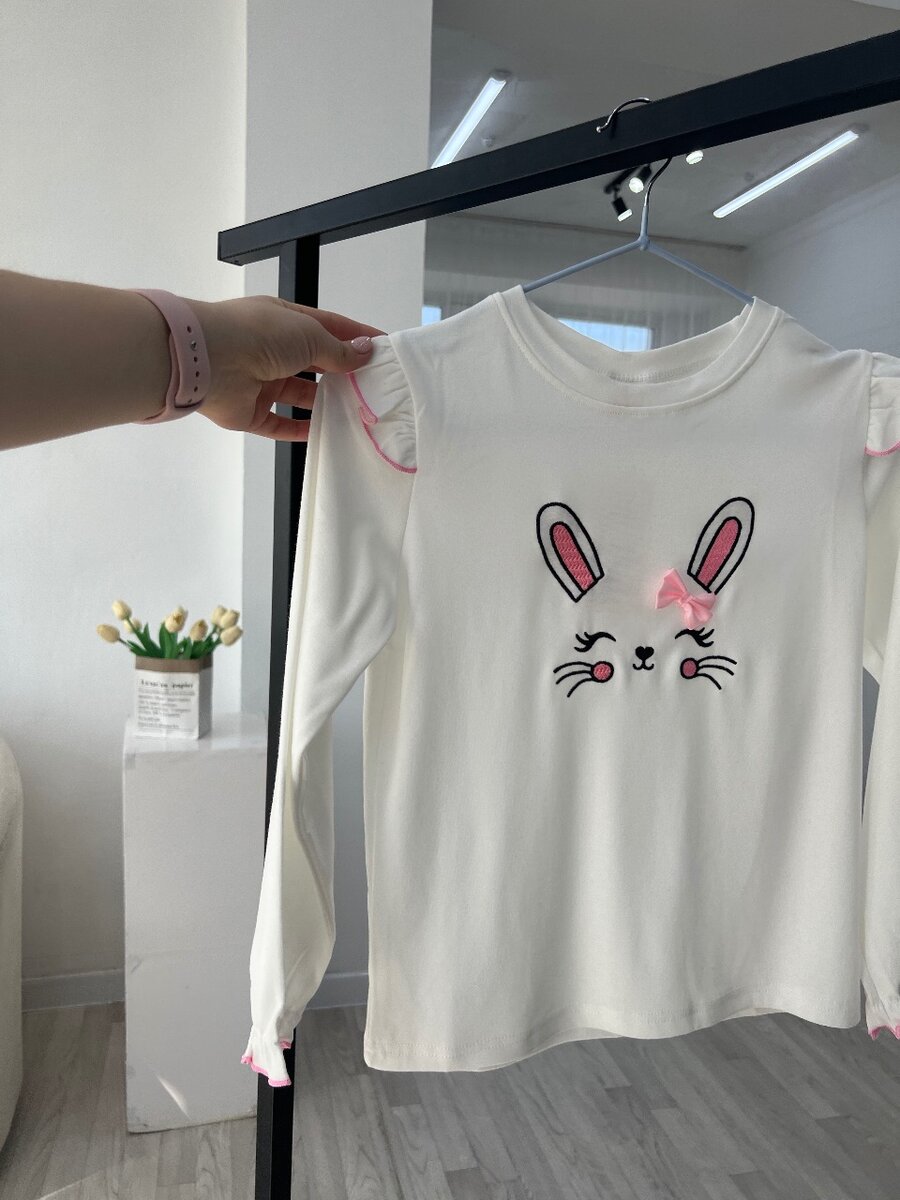 Детская легкая хлопковая кофточка с рисунком зайчика