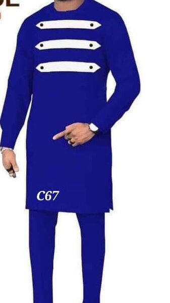 Costume bleu avec rayures blanches