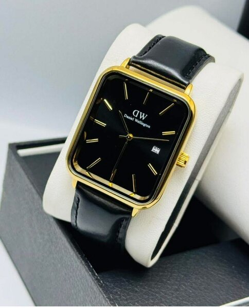 Montre Élégante Noire et Dorée