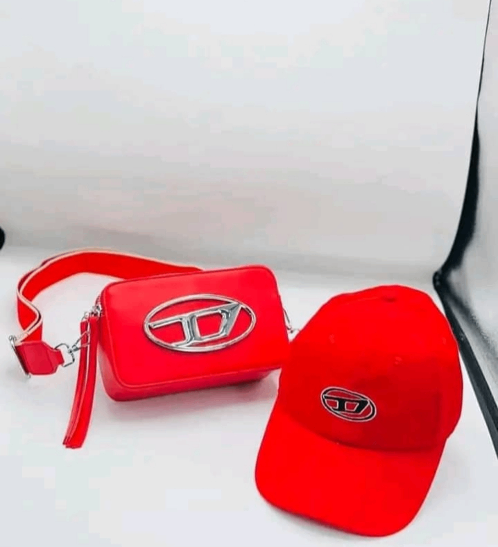 Casquette et sacoche colorés