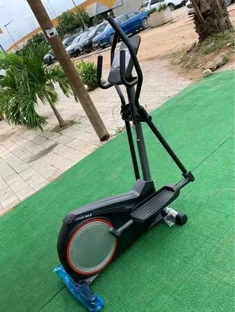 Vélo elliptique fitness moderne