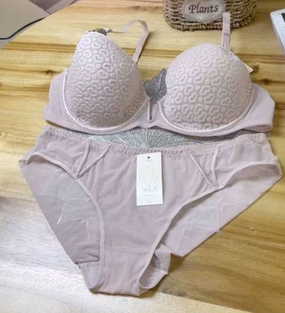 Изысканный комплект, который подарит ощущение легкости и комфорта.