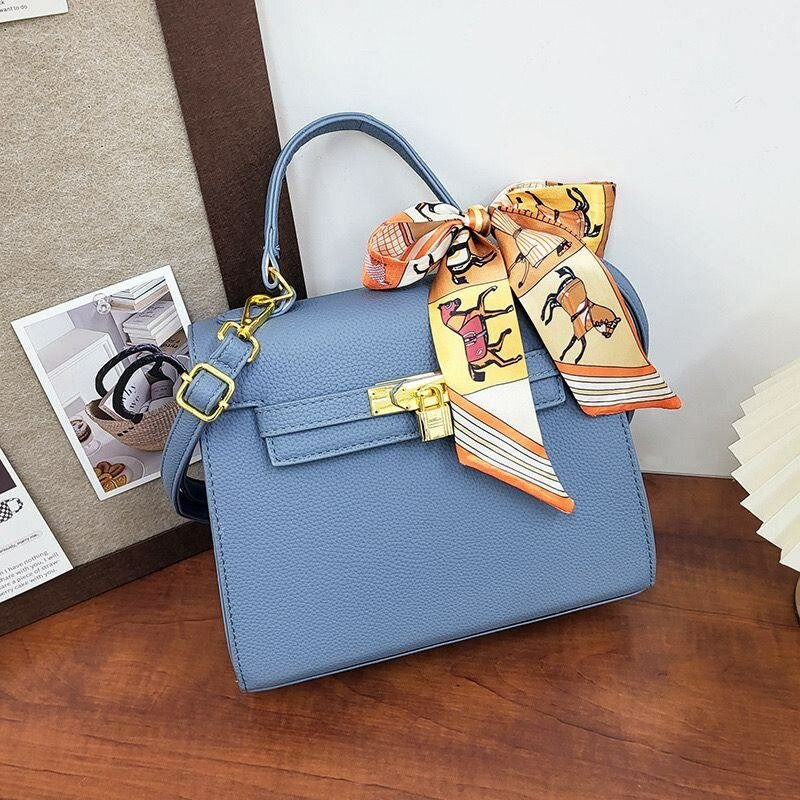 Sac à main élégant avec foulard