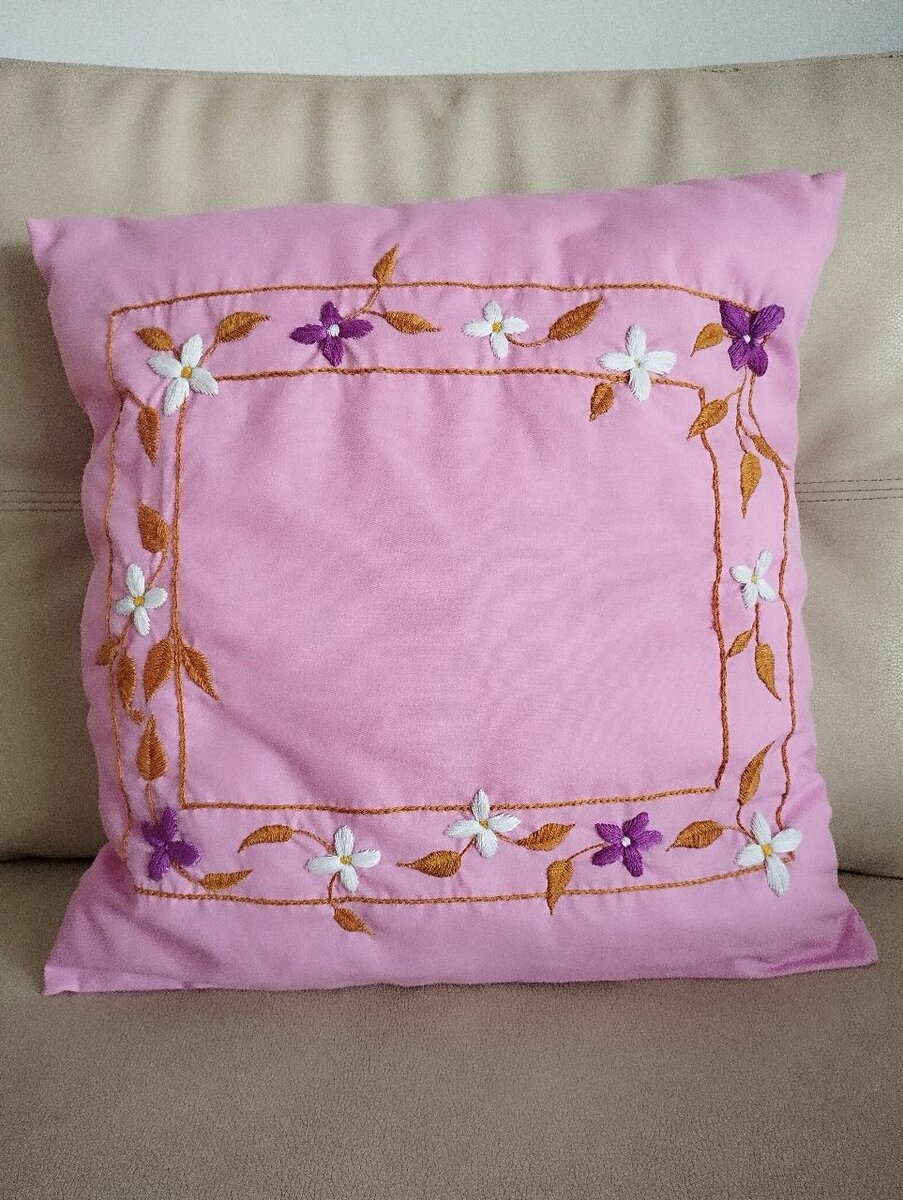 Coussin Rose avec Broderie Florale
