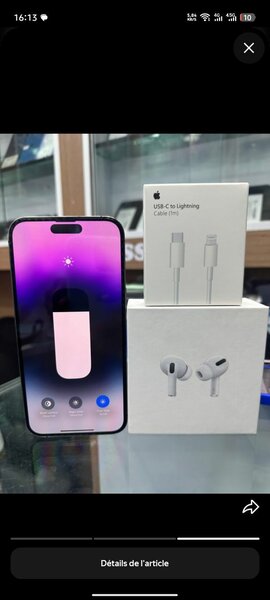 iPhone avec AirPods et câble