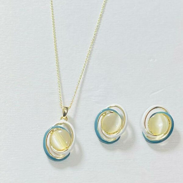 Chaine au cou plaqué or