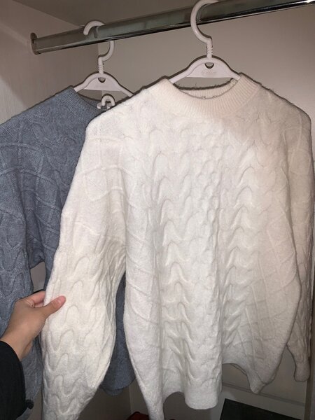 Белый шерстяной свитер