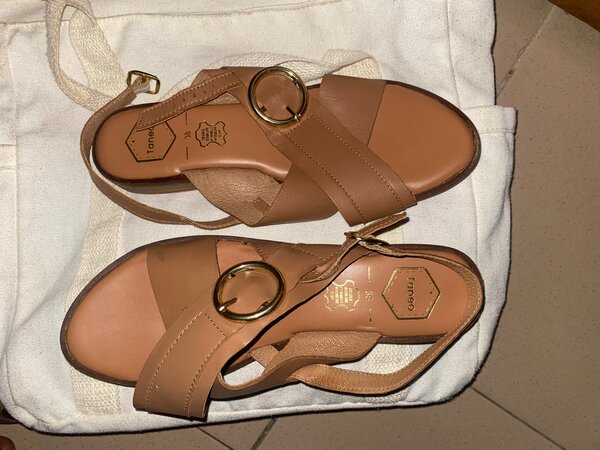 Sandales en cuir beige