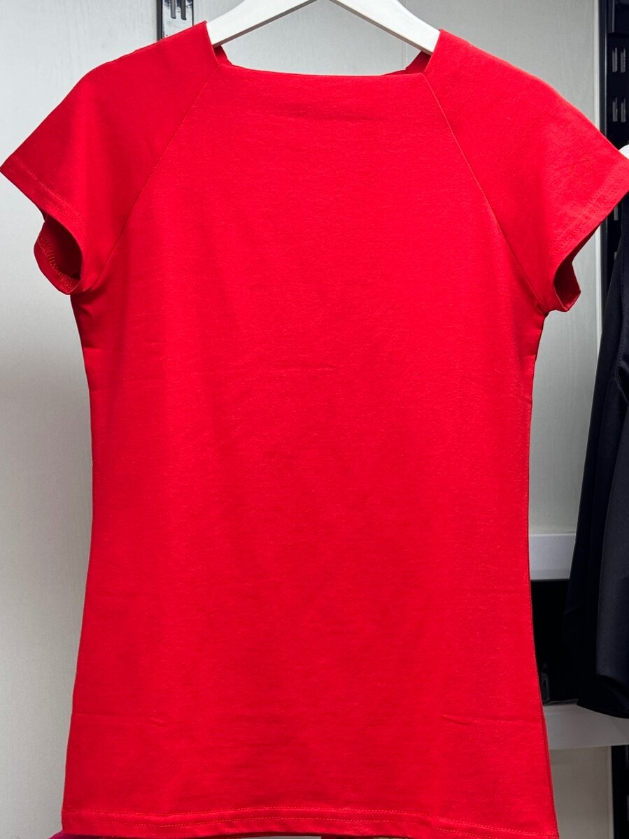 Приталенная красная футболка