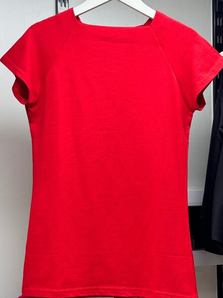 Приталенная красная футболка