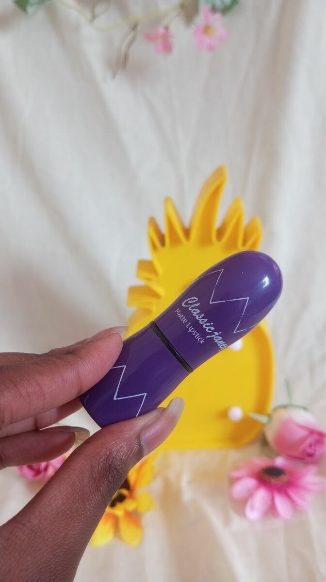 Rouge à lèvres violet