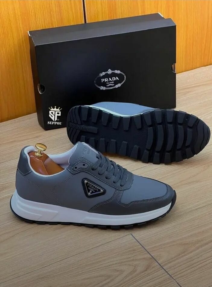 Chaussures de sport grises élégantes