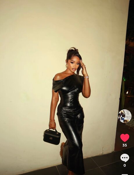 Robe noire off-shoulder élégante