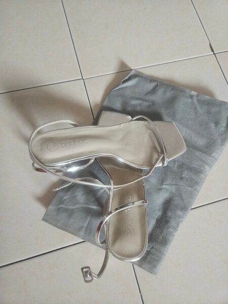 Sandales à talons transparents