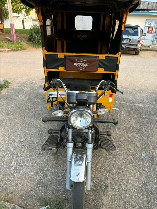 Moto-taxi à trois roues