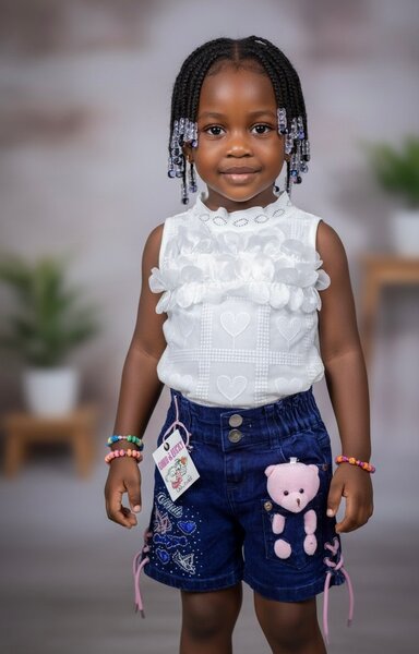 Short enfant avec ours en peluche