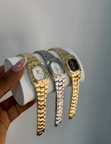 Montre élégante dorée argentée