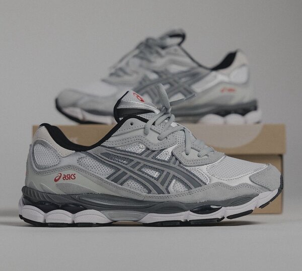Asics couleur grise