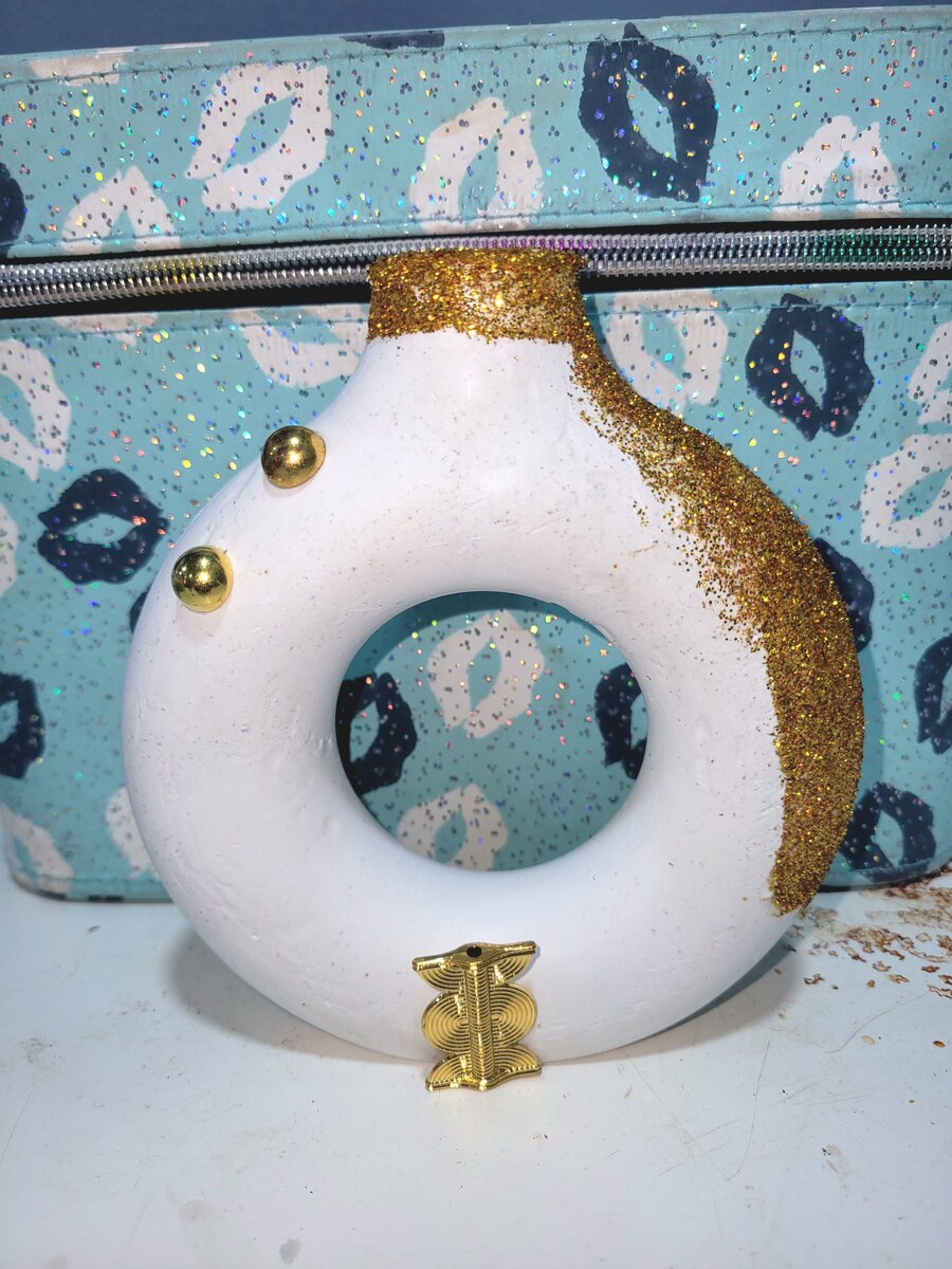 Vase décoratif blanc doré