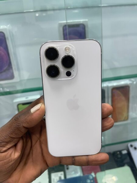 iPhone blanc avec triple caméra