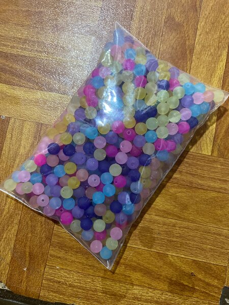 Perles colorées en plastique