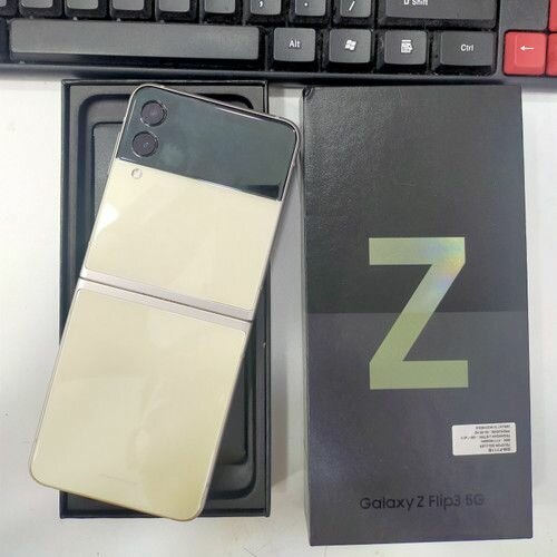Galaxy Z Flip 3 5G 256gb in box fresh in box 12 months