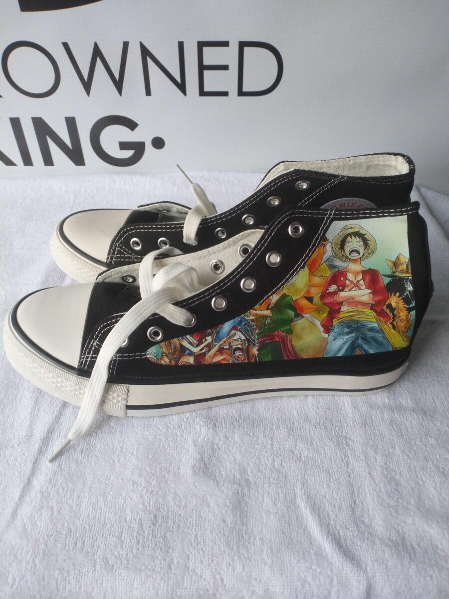 One piece themed converse