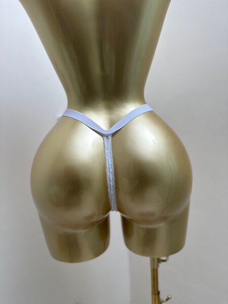 String en dentelle délicate