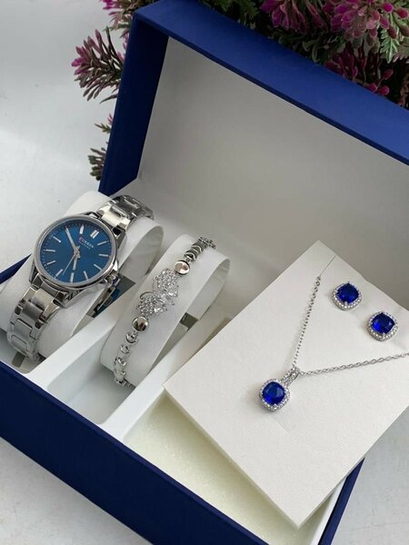 WATCH WITH BRACELET AND EARRINGS.