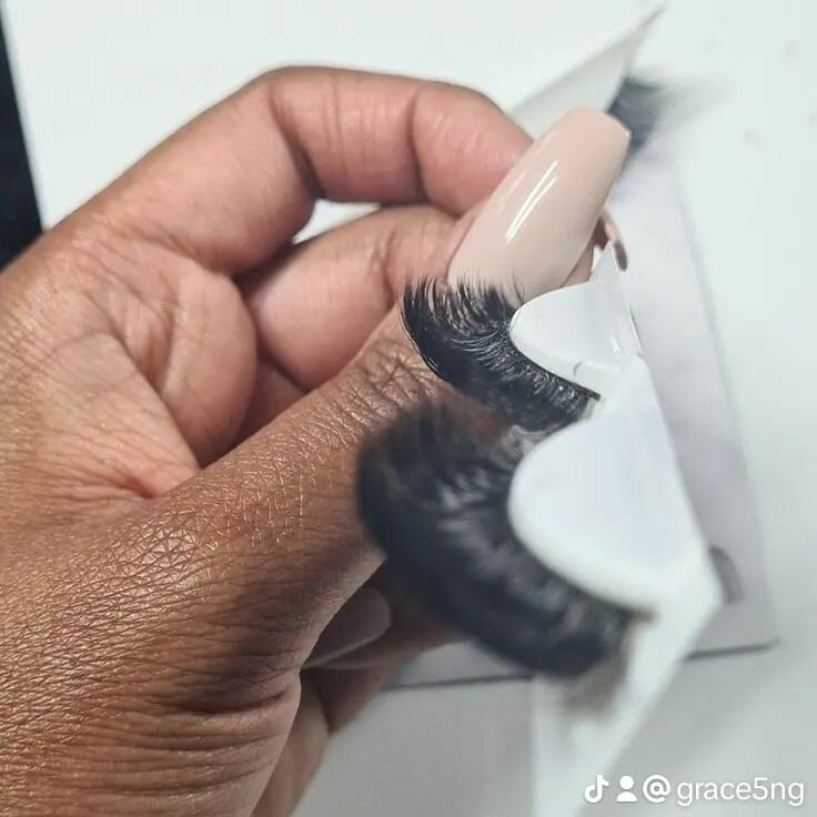 Faux cils volume russe