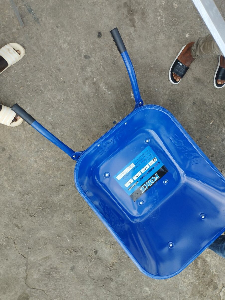 Brouette Bleue en Acier Robuste