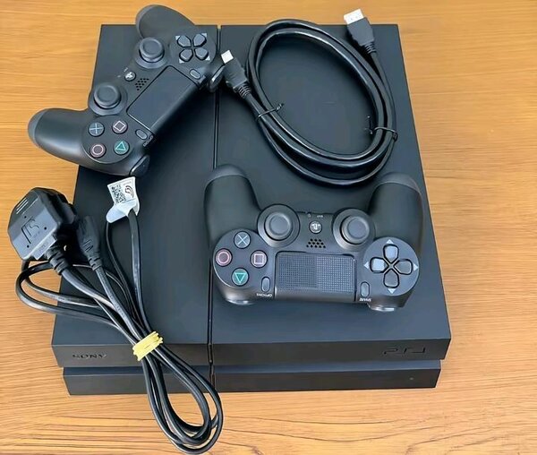 Console PS4 avec manettes